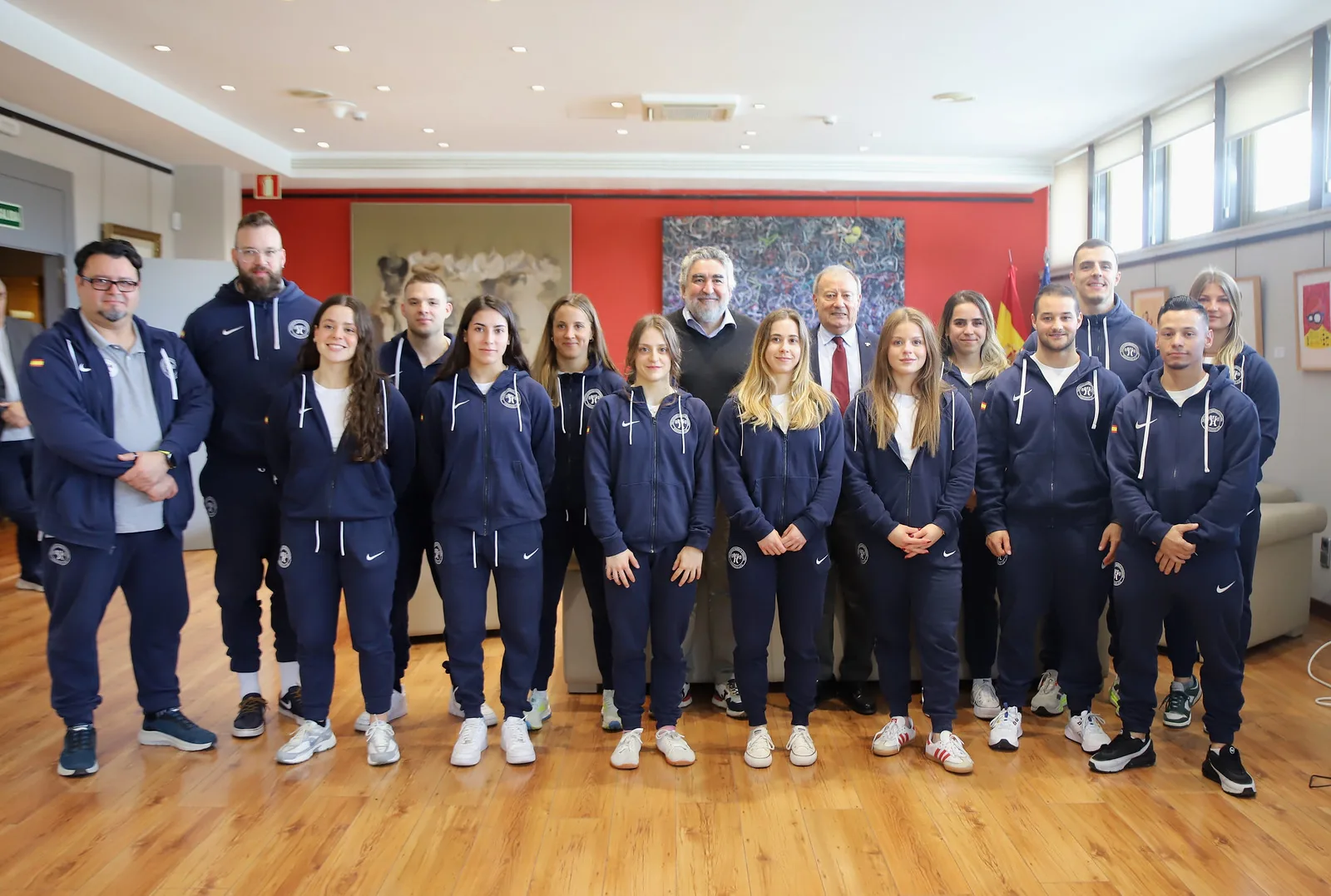 Víctor Galván, a la izquierda, junto a la selección española de halterofilia en el CSD